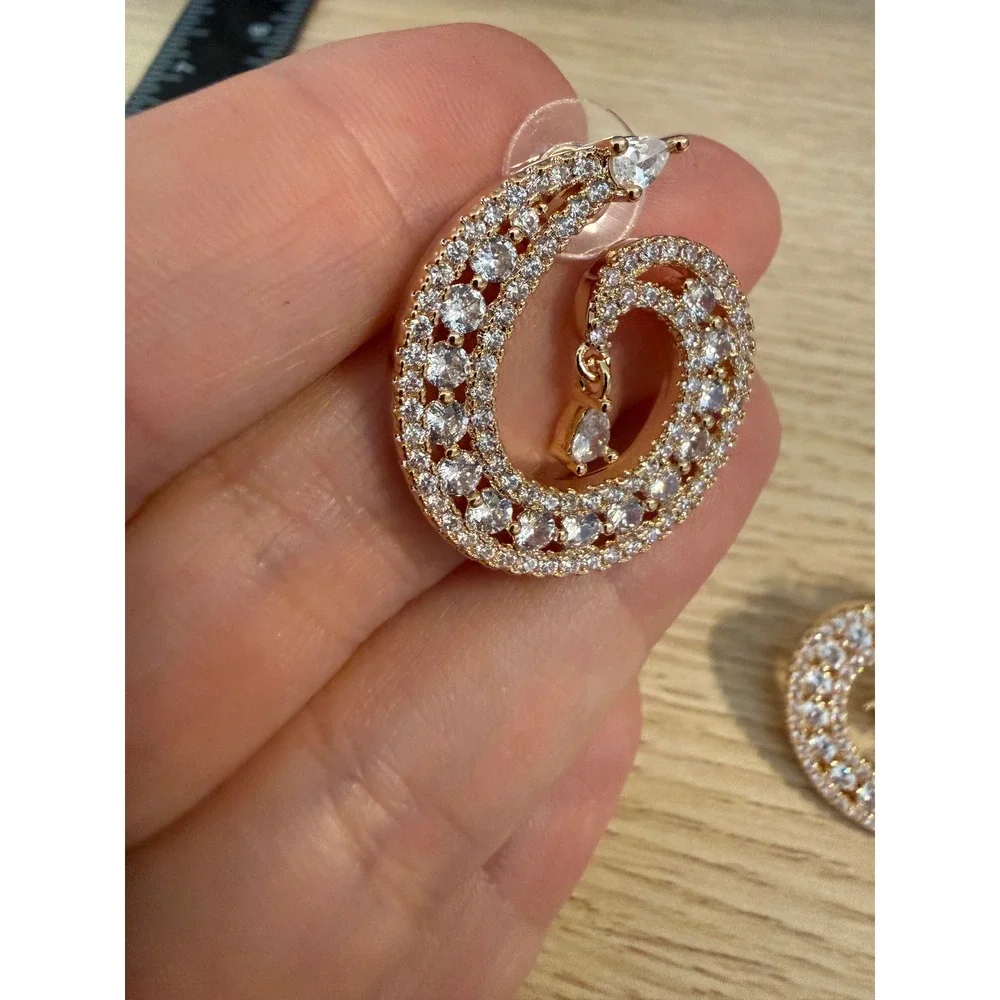 Unbranded gold tone
